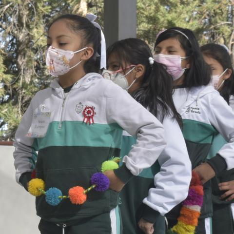 Las estudiantes practicando con los pasos de danza.
