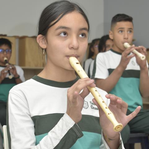 Los alumnos practicando con un instrumento musical.