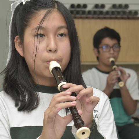 Los estudiantes reciben las enseñanzas del docente del taller de música.