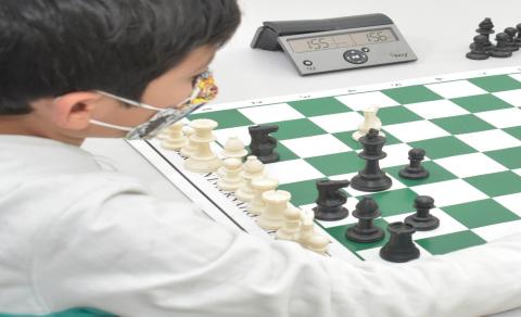 El estudiante participando en una de competencia de Ajedrez.