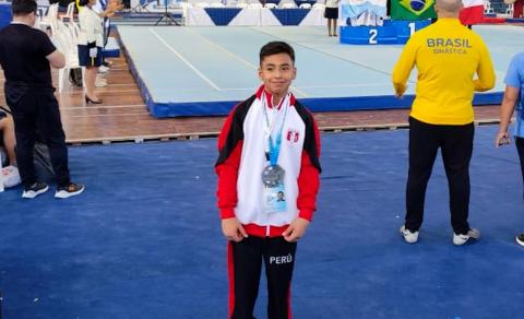 El alumno Daniel Carbajal del colegio Santa Úrsula tuvo una excelente participación en el campeonato sudamericano AGE GROUP y juvenil de gimnasia artística que se llevó a cabo en Ecuador. Logrando la medalla de plata en la modalidad de barra fija.